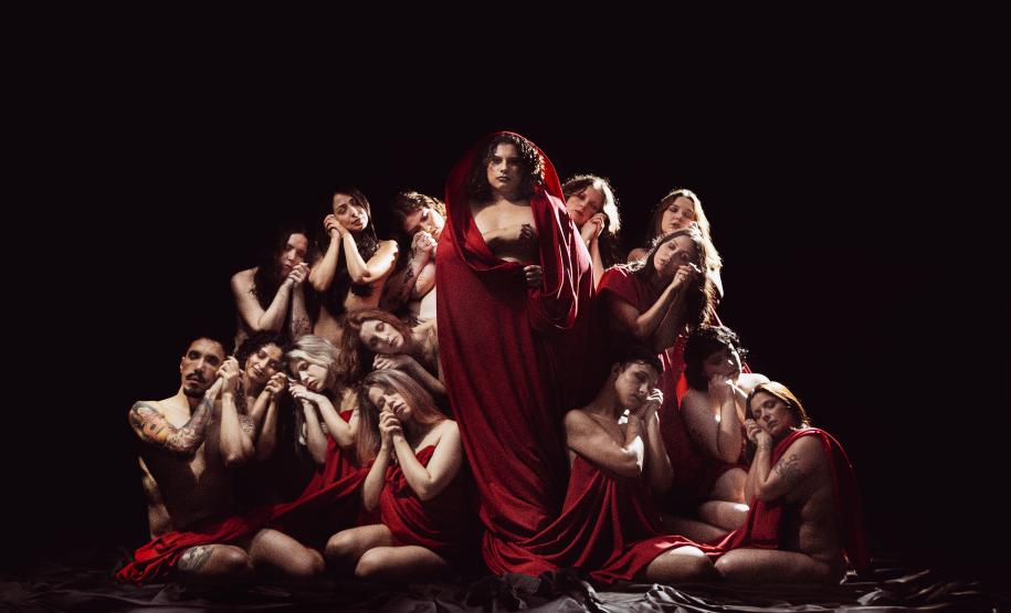 Grupo reunido com roupas vermelhas e fundo preto