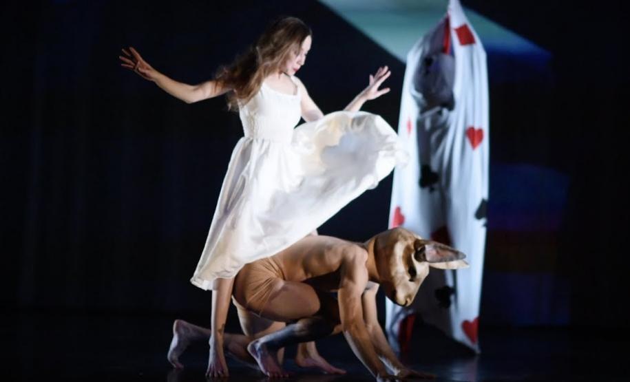 Espetáculo Alice no palco