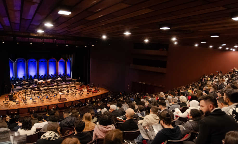 Plateia lotada no Guairão aguardando a entrada dos integrantes da Orquestra