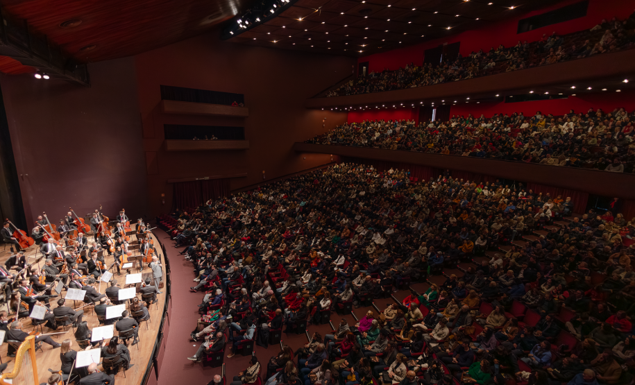 auditório Bento Munhoz da Rocha Neto lotado para assistir a um concerto da OSP