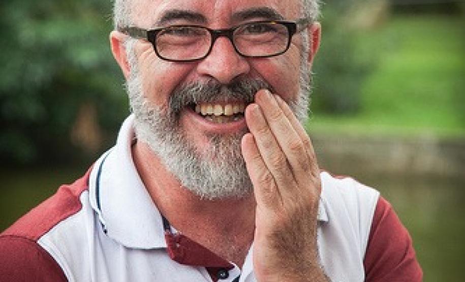 Enéas Lour em expressão de alegria pela vida