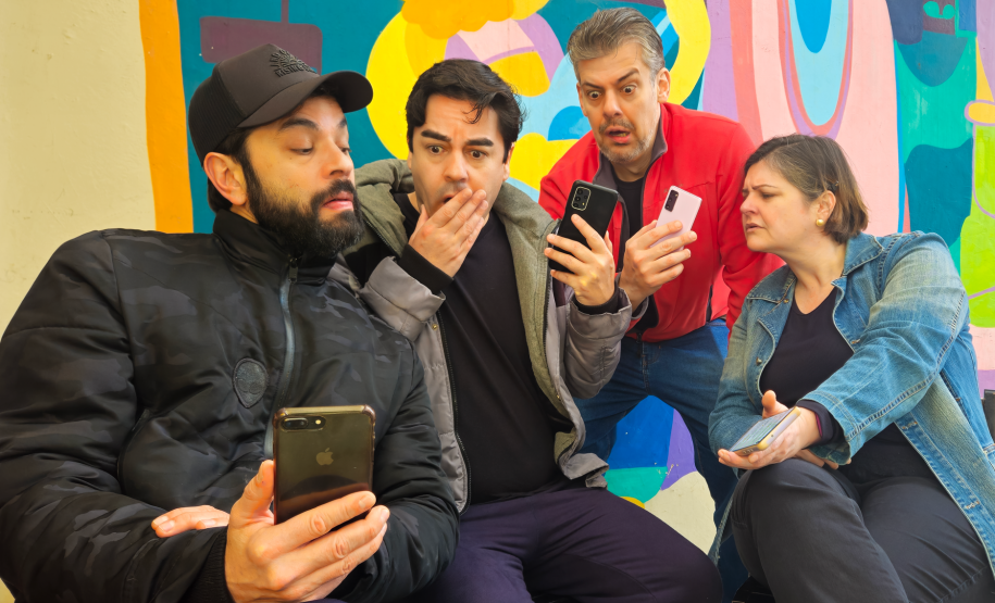 A sátira aborda a maneira como utilizamos a tecnologia dos celulares em nosso dia a dia, destacando temas como o excesso de tempo olhando para a tela, a falta de comunicação interpessoal, os cancelamentos virtuais e os golpes digitais.