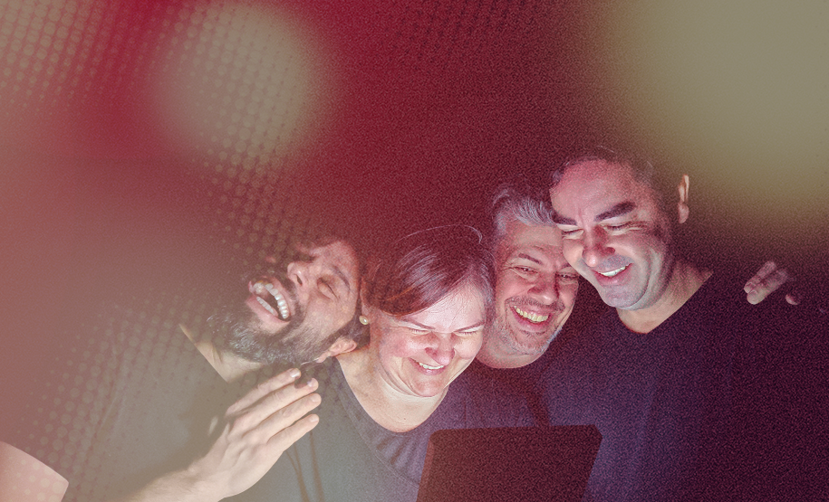 A sátira aborda a maneira como utilizamos a tecnologia dos celulares em nosso dia a dia, destacando temas como o excesso de tempo olhando para a tela, a falta de comunicação interpessoal, os cancelamentos virtuais e os golpes digitais.