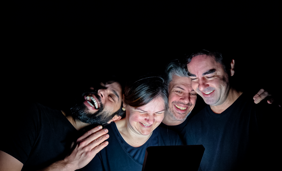 A sátira aborda a maneira como utilizamos a tecnologia dos celulares em nosso dia a dia, destacando temas como o excesso de tempo olhando para a tela, a falta de comunicação interpessoal, os cancelamentos virtuais e os golpes digitais.