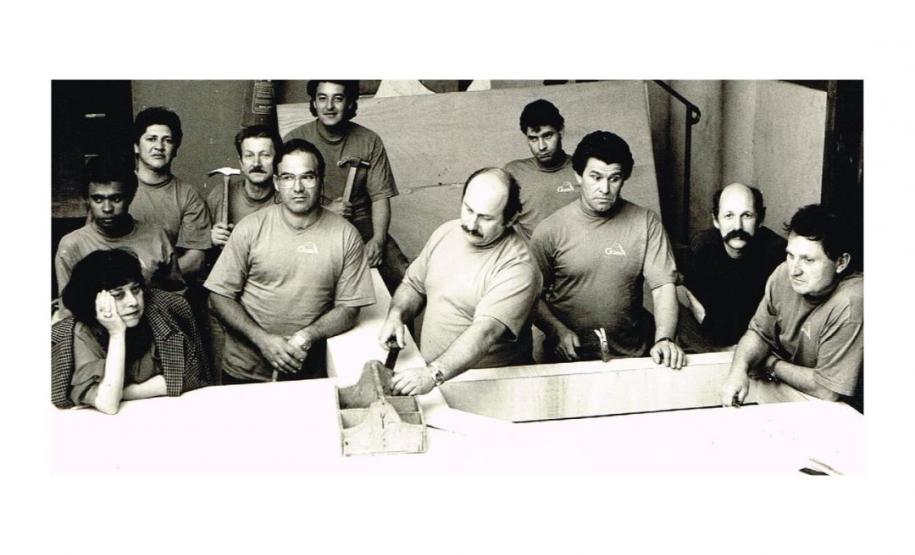 Rosa Magalhães com equipe de cenografia do Teatro Guaíra