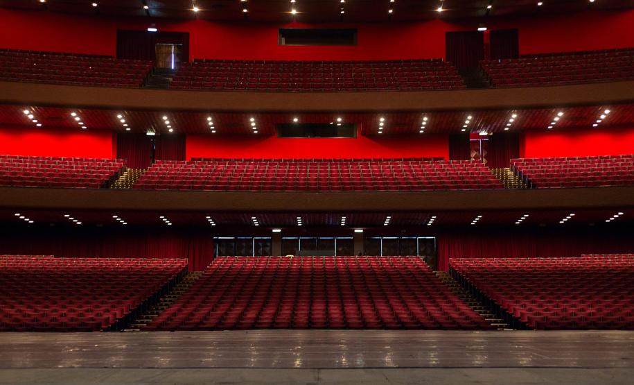 Vista do palco para o público no Guairão