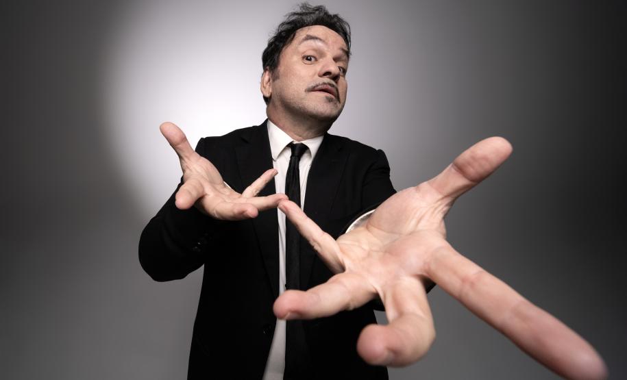 Fábio Silvestre em divulgação da peça