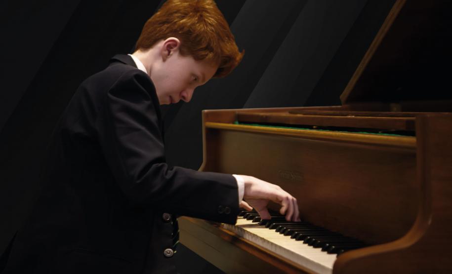 Inácio Wildt tocando piano