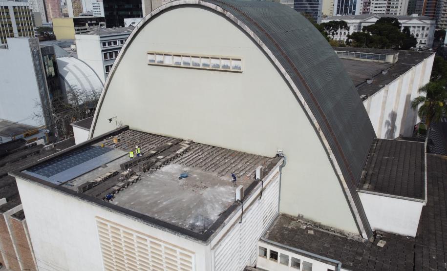 Obra na coberturado teatro