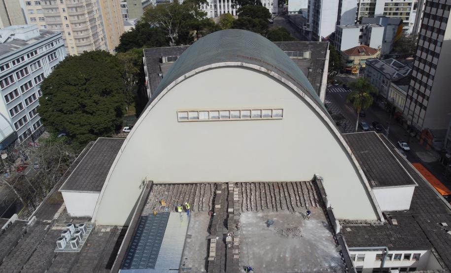 Obra na coberturado teatro