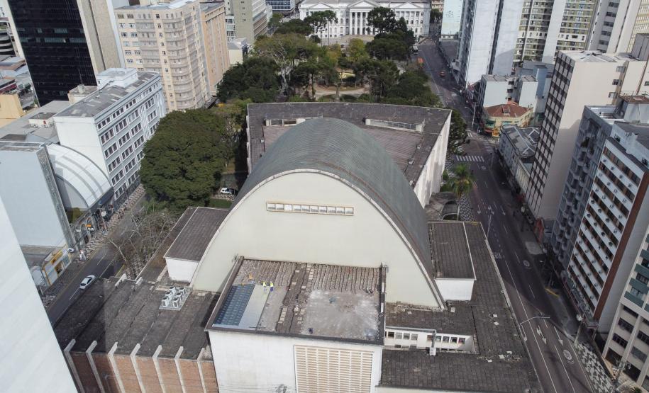 Obra na coberturado teatro