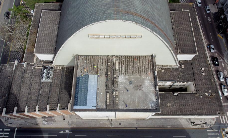 Obra na coberturado teatro