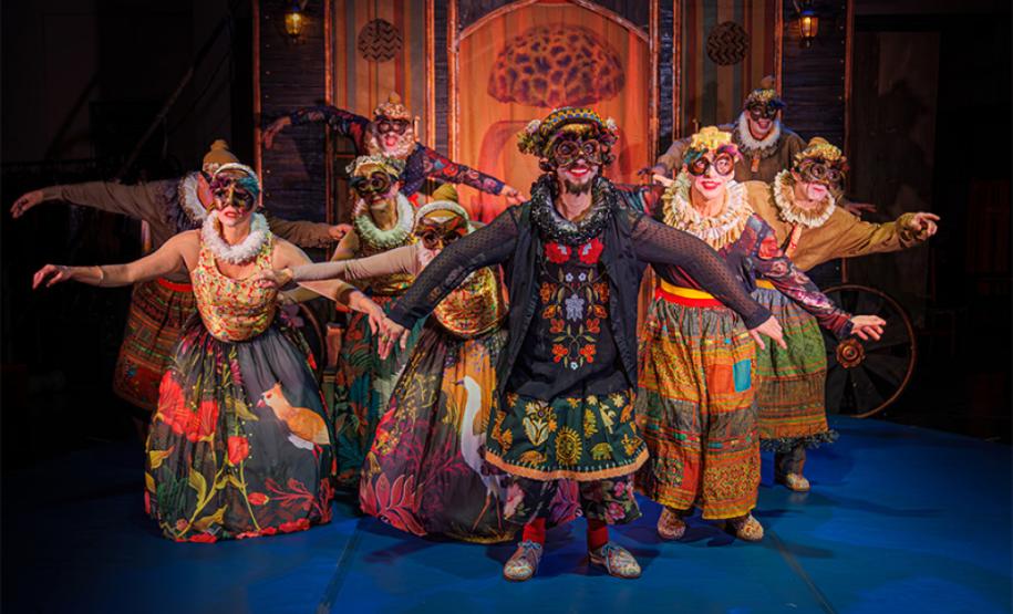 Grupo G2 com figurinos da produção de GAG