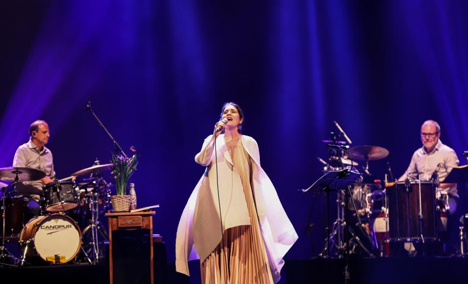 Monica Salmaso em seu show