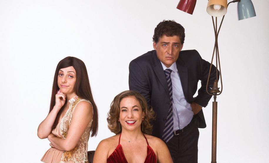 atores posam para foto sob fundo branco