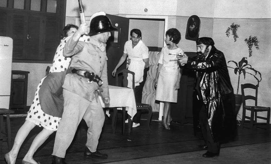 Cena da peça O elefante no caos, 1963