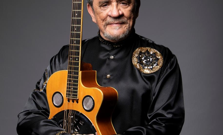 Zé Ramalho posando para foto