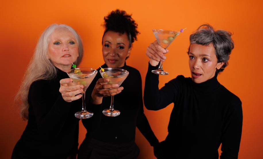 Atrizes posando para a peça