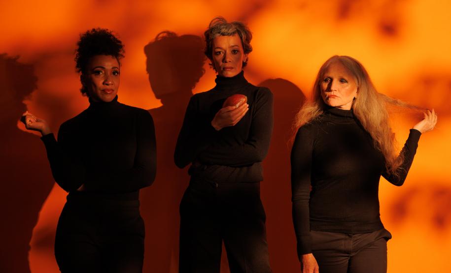 Atrizes posando para a peça