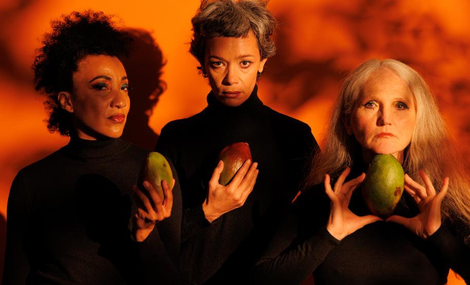 Atrizes da peça posam com mangas em mãos