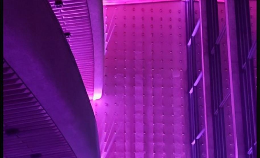 Teatro Guaíra com iluminação lilás