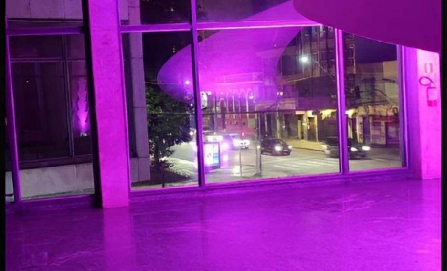 Teatro Guaíra com iluminação lilás