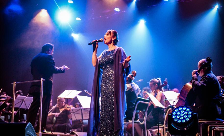 Orquestra cordas do iguaçu e cantora junto