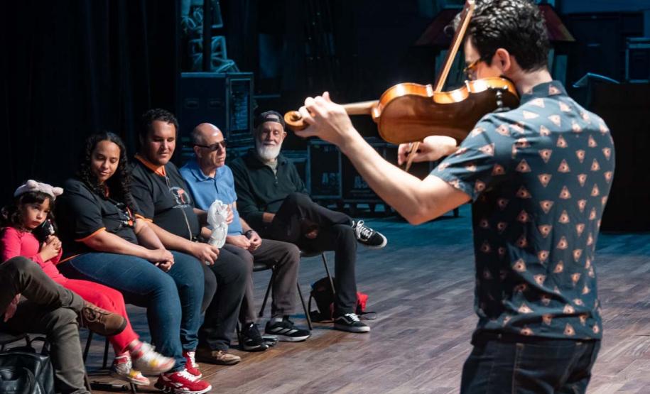 Orquestra Sinfônica do Paraná promove experiência para pessoas com deficiência visual