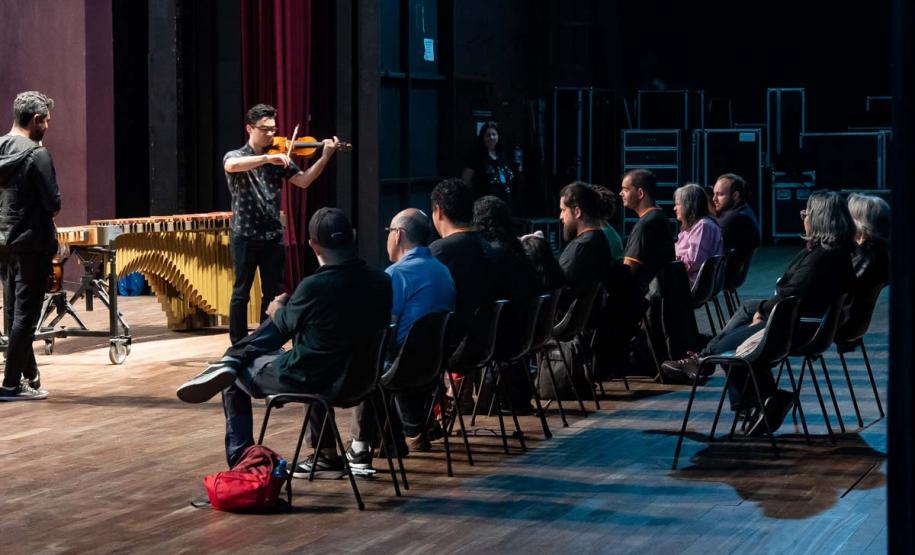 Orquestra Sinfônica do Paraná promove experiência para pessoas com deficiência visual
