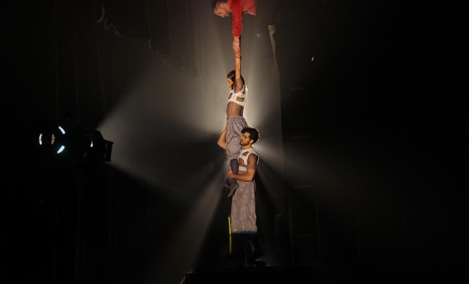 Vista dos bastidores de trecho do Balé Teatro Guaíra na coreografia "Anima - Imensidão Adentro",
