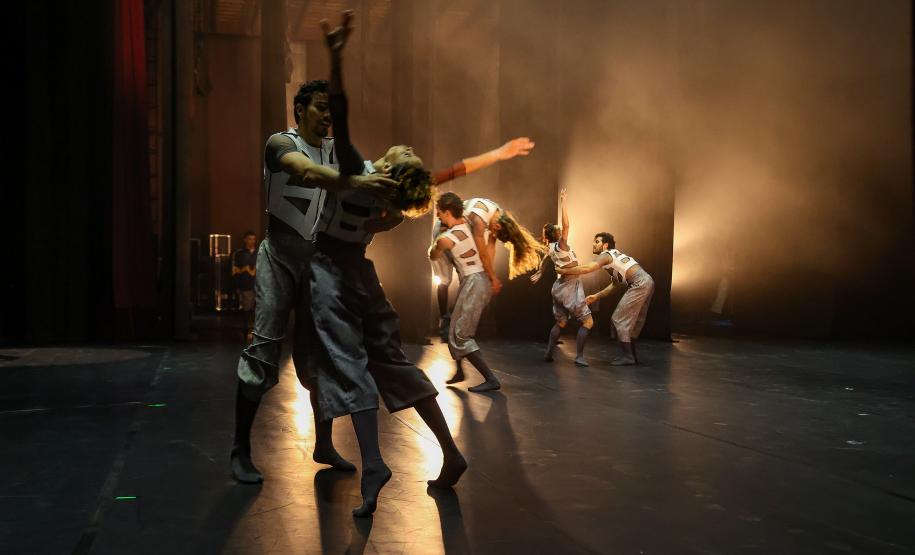 Balé Teatro Guaíra na coreografia "Anima - Imensidão Adentro"