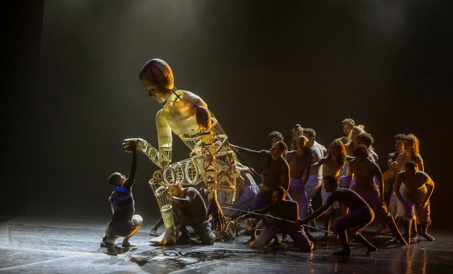 Balé Teatro Guaíra na coreografia "Castelo"