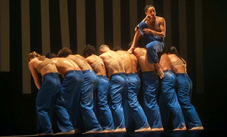 Balé Teatro Guaíra na coreografia "Castelo"