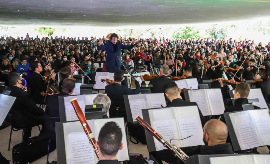 Orquestra Sinfônica do Paraná se apresentando em espaços externos ao teatro