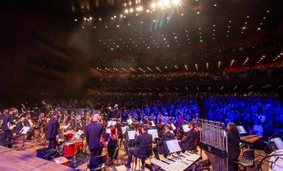 Orquestra Sinfônica de Curitiba em apresentação de frente para o público no auditório Guairão
