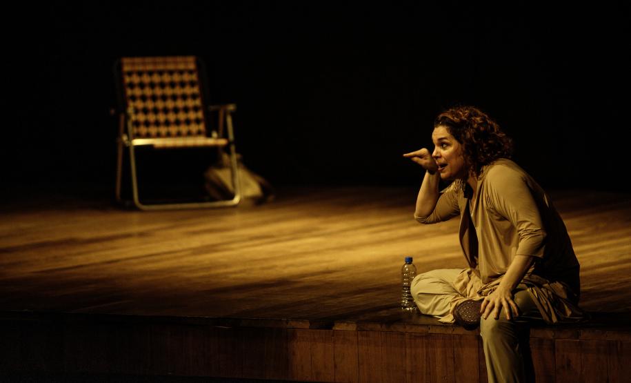 Isabel Teixeira atuando como Jandira