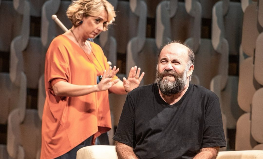 atores em cenário de uma clinica psiquiátrica