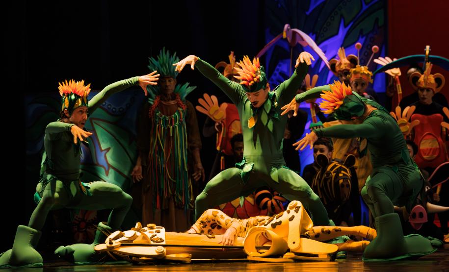 Cenas do espetáculo, um mundo mágico e cheio de cores