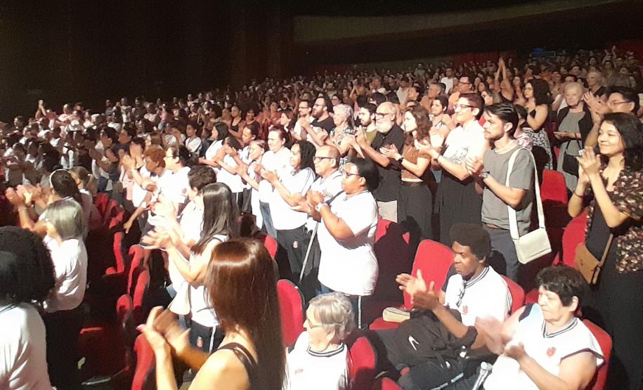 plateia aplaude de pé