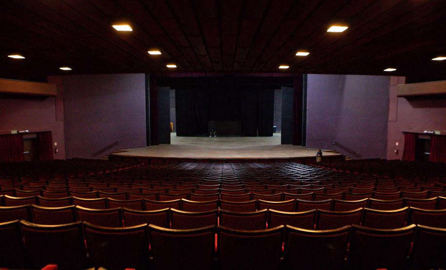 Vista da plateia no auditório Bento Munhoz da Rocha Neto, conhecido como Guairão
