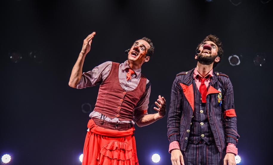 palhaços rindo olhando para cima