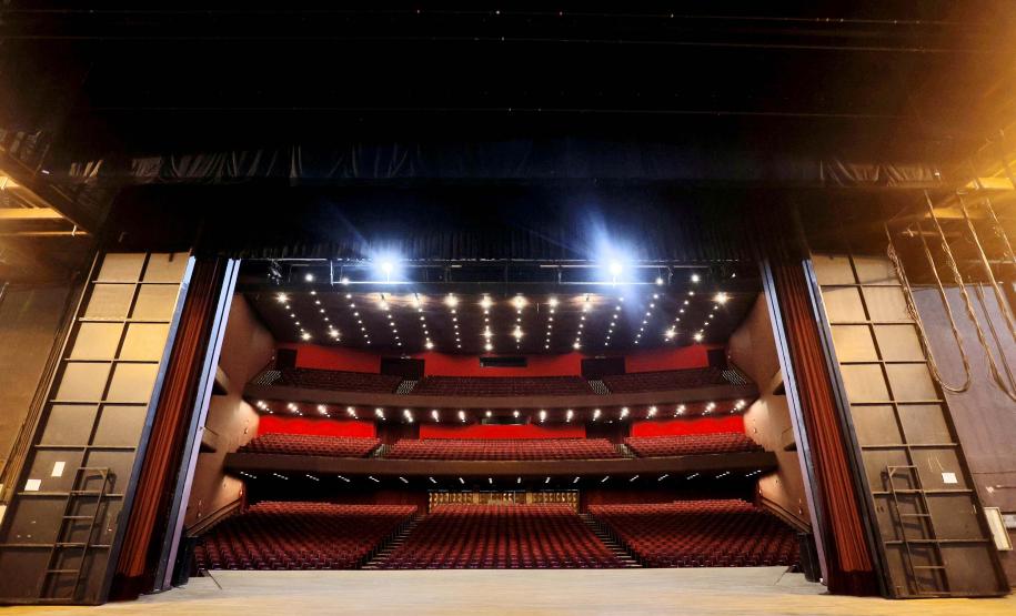 Vista a partir do palco no auditório Bento Munhoz da Rocha Neto, conhecido como Guairão