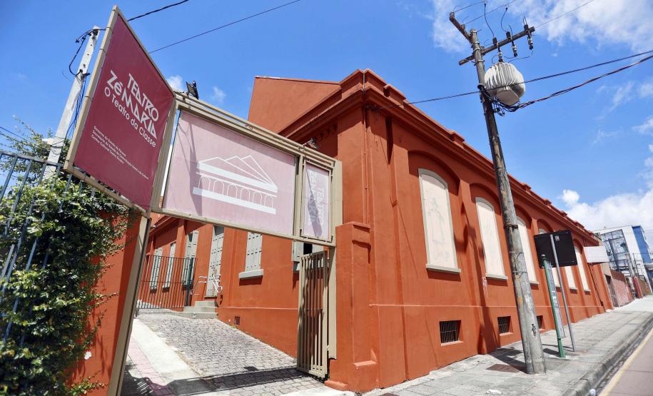 Fachada do Teatro José Maria Santos, que faz parte do Centro Cultural Teatro Guaíra