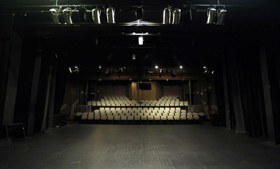 Palco e plateia no Teatro José Maria Santos