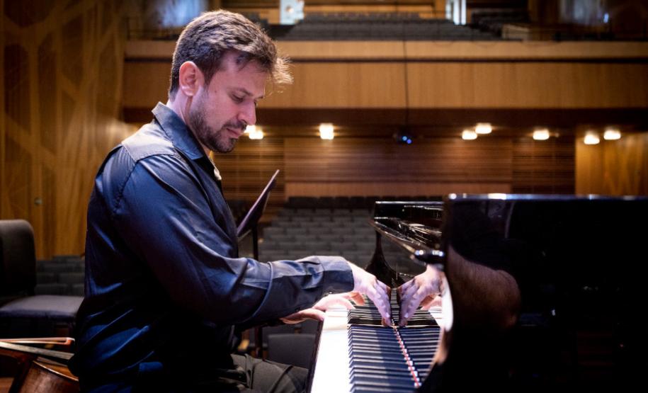 Cristian Budu ao piano