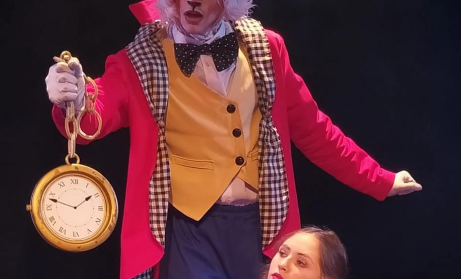 Espetáculo teatral Alice no país das maravilhas