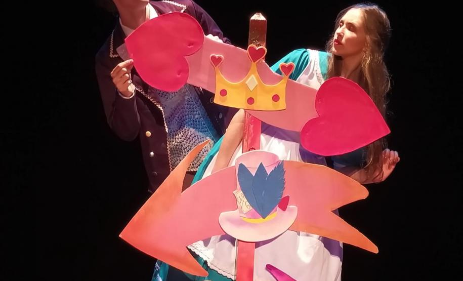 Espetáculo teatral Alice no país das maravilhas