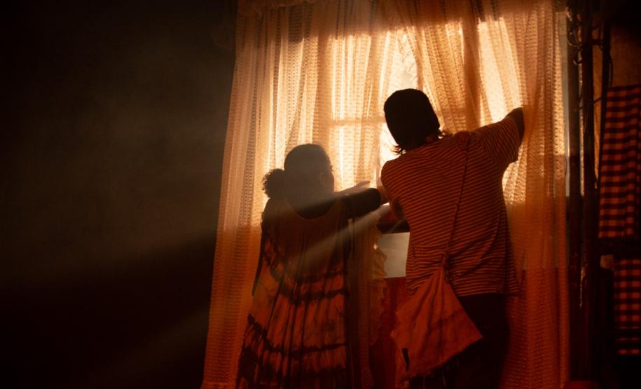 Duas pessoas em uma janela