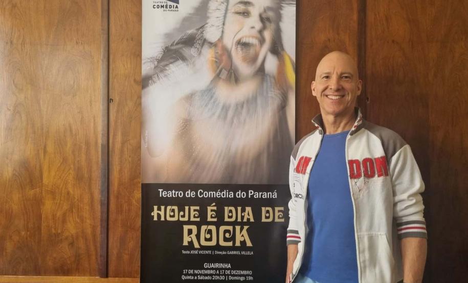 Grazianni Canalli ao lado do cartaz de "Hoje é Dia de Rock"