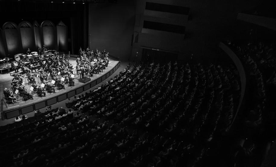 Orquestra no palco do Guairão